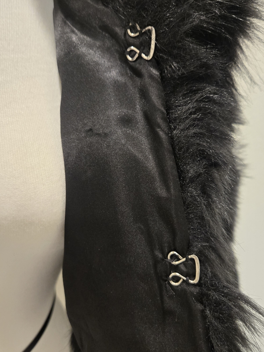 Black Faux Fur Cropped Jacket - Women - Picture 4 of 7